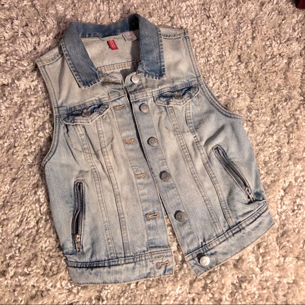 SOLD ✅ H&M light wash denim vest